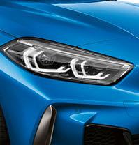 Duży pełnokolorowy wyświetlacz BMW Head-Up 2 poprzez projekcję optyczną transmituje informacje istotne podczas jazdy w bezpośrednim polu widzenia kierowcy.