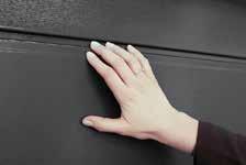 ZABEZPIECZENIE PRZED PRZYGNIECENIEM PALCÓW Specjalny kształt paneli nie pozwala na przygniecenie palców pomiędzy panelami w trakcie zamykania bramy.