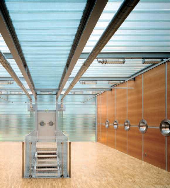 Sala pami ci PPL LOT, Warszawa Bezpieczeƒstwo Wymagania zwi kszonego bezpieczeƒstwa przyczyniły si do poszerzenia asortymentu szkła profilowego o szkło hartowane Pilkington Profilit T.