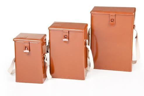 ków elektrycznych w czasie transportu, w wyniku tarcia izolacji przewodów zapalnikowych o powierzchnię bakelitową. Wysokość ładownicy wynosi 525 mm [4]. Rys.10. Puszki strzałowe [11].