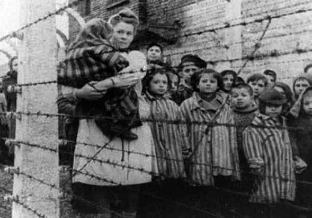 W 1920 roku rozpoczęła naukę w Państwowej Szkole Położniczej w Warszawie, gdzie ukończyła w 1922 z wyróżnieniem.