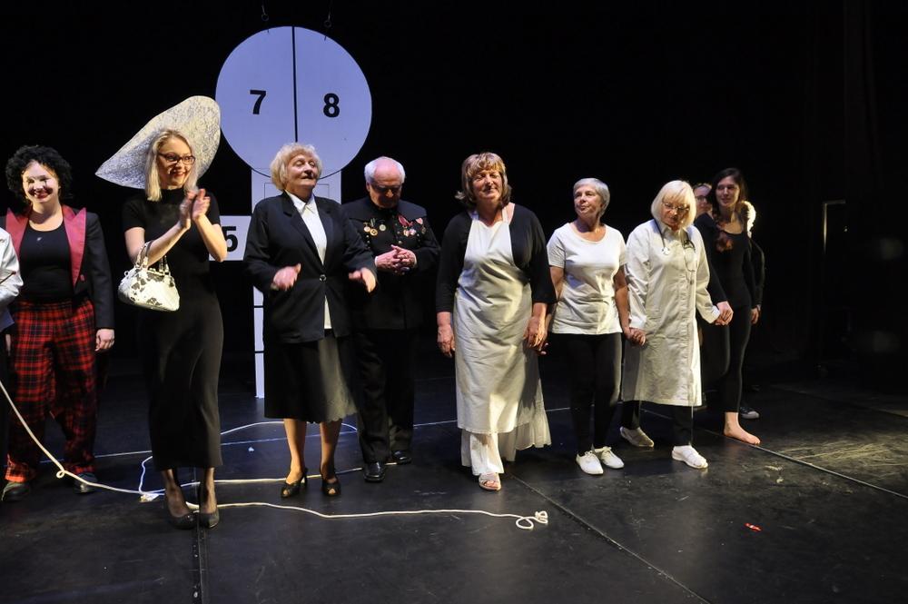 [8] Czas wszystkich prowadzonych przez Teatr Miejski zajęć edukacyjnych, w tym także lekcji teatralnych, warsztatów, działań podczas ferii zimowych to