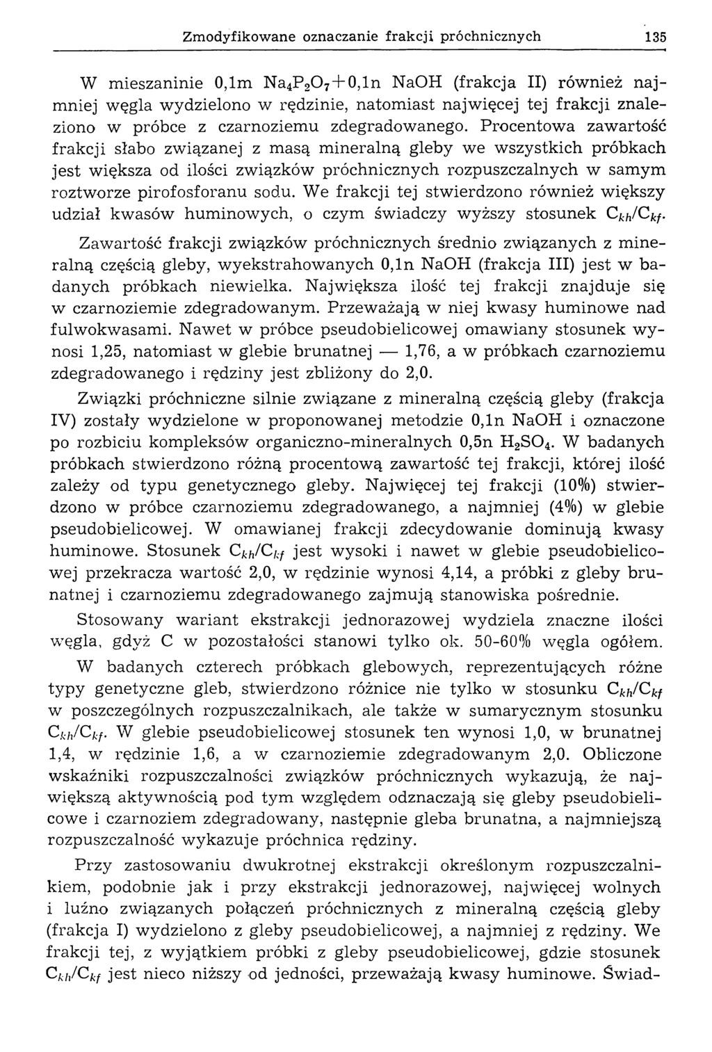 Zmodyfikowane oznaczanie frakcji próchnicznych 135 W m ieszaninie 0,lm N a4p 20 7 + 0,ln NaOH (frakcja II) rów nież n a j m niej węgla wydzielono w rędzinie, natom iast najw ięcej tej frakcji