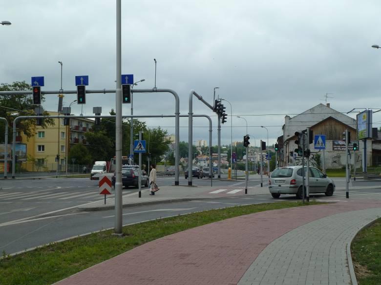 Taki dwukolorowy chodnik najłatwiej zbudować, ale