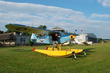 WODMNOSAMOLOTY PIPER PA-18 Piękny klasyczny górnopłat, konstrukcyjnie pochodzący z lat 50. XX wieku, jest jednym z najpopularniejszych samolotów w północnej Ameryce.