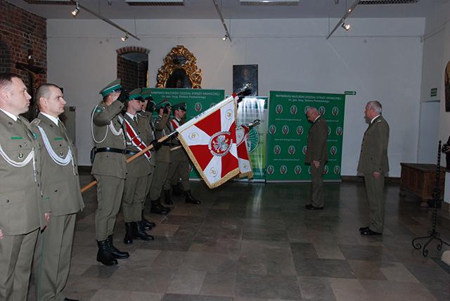 podczas uroczystości wręczył: Komendantowi Podlaskiego Oddziału SG płk.