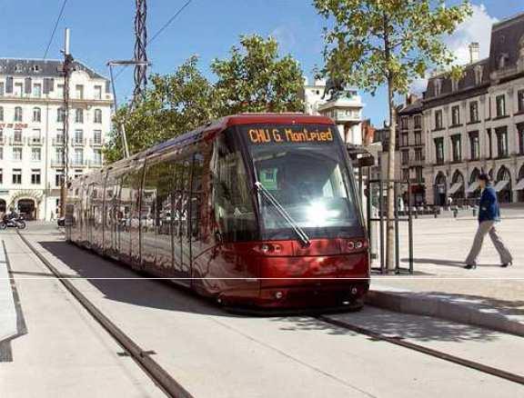 TRANSLOHR INNOWACYJNY ŚRODEK MIEJSKIEGO TRANSPORTU 3813 zasilany z sieci jezdnej prądem stałym o napięciu równym 750 V.