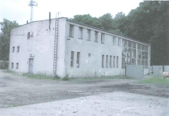 Fotografia 1. Poprzemysłowy budynek w Skrwilnie przy ul Targowej przestrzeń zdegradowana.