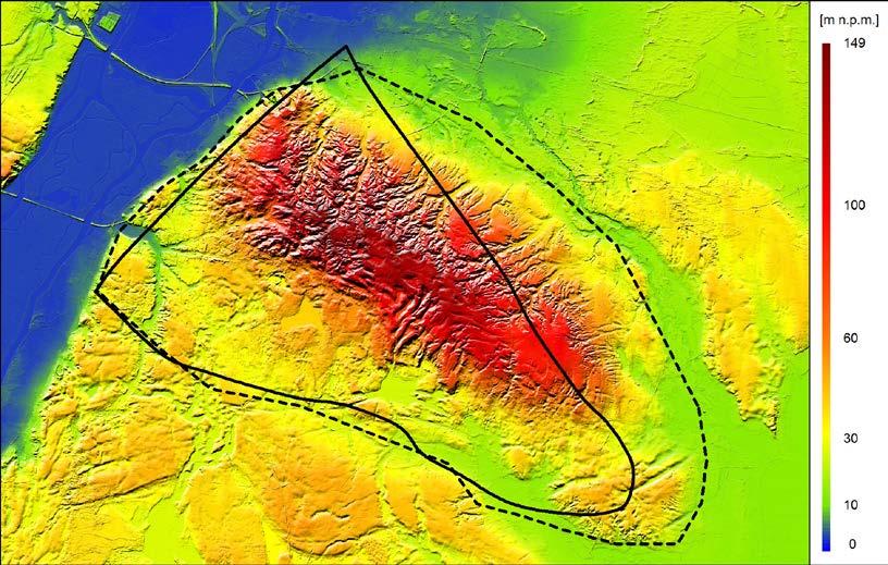 Ryc. 5. Granice mezoregionu Wzgórz Bukowych wg bazy PGI.gov.pl (linia ciągła) oraz bazy GDOS.gov.pl (linia przerywana) na tle rzeźby terenu. Fig. 5. Borders of Bukowe Hills mesoregion according to PGI.