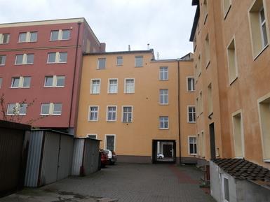 Dokumentacja fotograficzna widok budynku i klatki schodowej Opis lokalu mieszkalnego Lokal mieszkalny nr 1 położony jest na poddaszu budynku