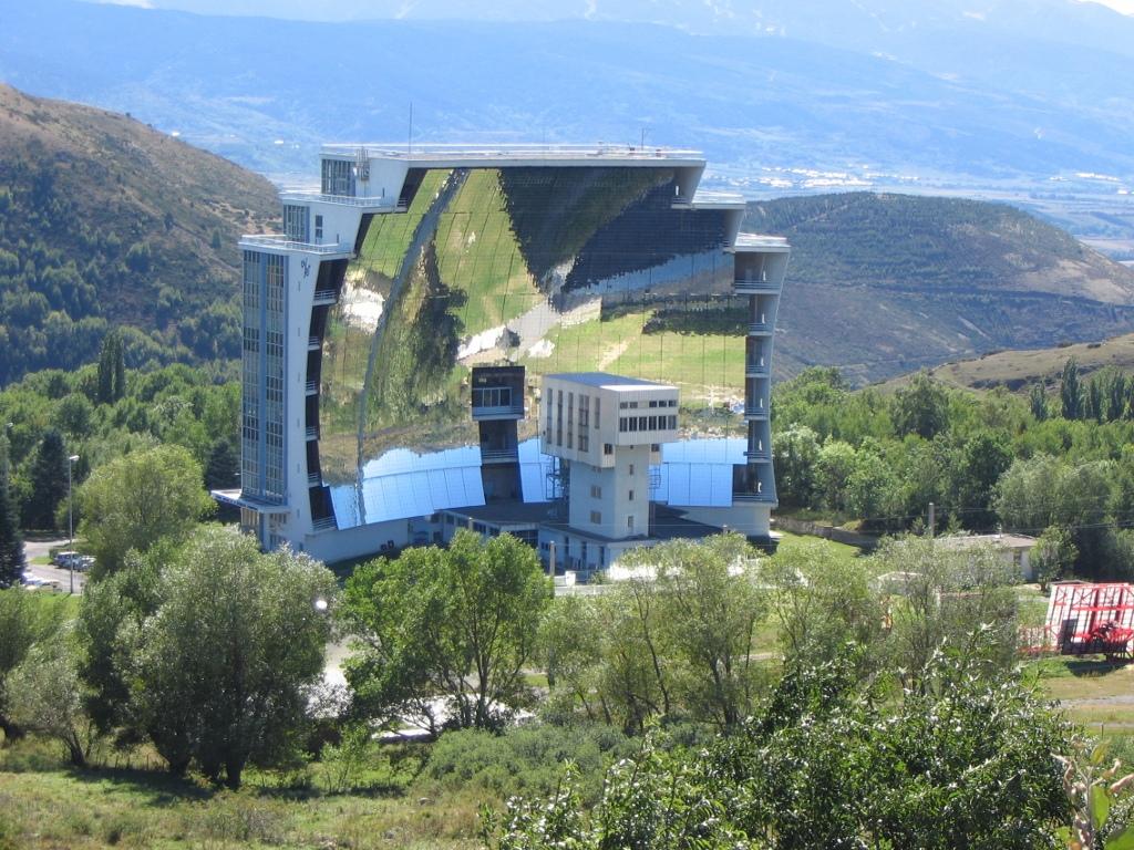 Zastosowania zwierciadeª http://commons.wikimedia.org/wiki/file:four-solaire-odeillo-02.jpg Najwi ksza w Europie elektrownia sªoneczna w Odeillo (Francja). Powstaªa w celach bada«naukowych.