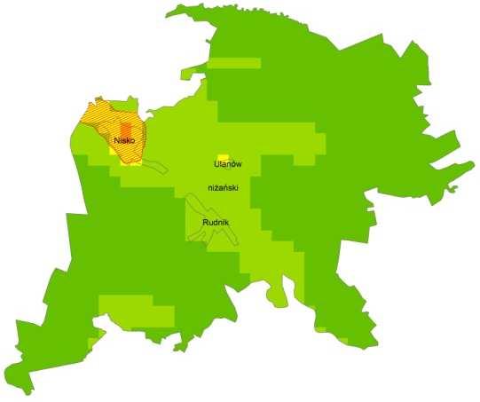 Wyznaczony na podstawie modelowania obszar przekroczenia średniorocznego poziomu dopuszczalnego pyłu PM2,5 na terenie powiatu wyniósł 2,5 km 2 i swoim zasięgiem objął część miasta Niska. Na rys. 4.2.14.