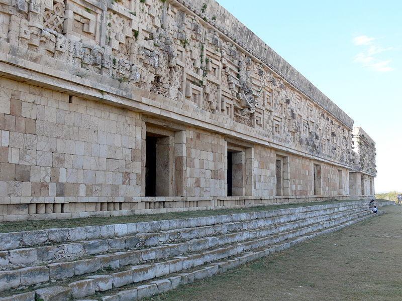 Pałace w stylu Puuc Pałac Gubernatora w Uxmal Pałace w stylu Puuc Długie fasady Dolne partie fasad bez dekoracji Górne partie fasad dekorowane fryzami kamiennymi Motywy geometryczne i