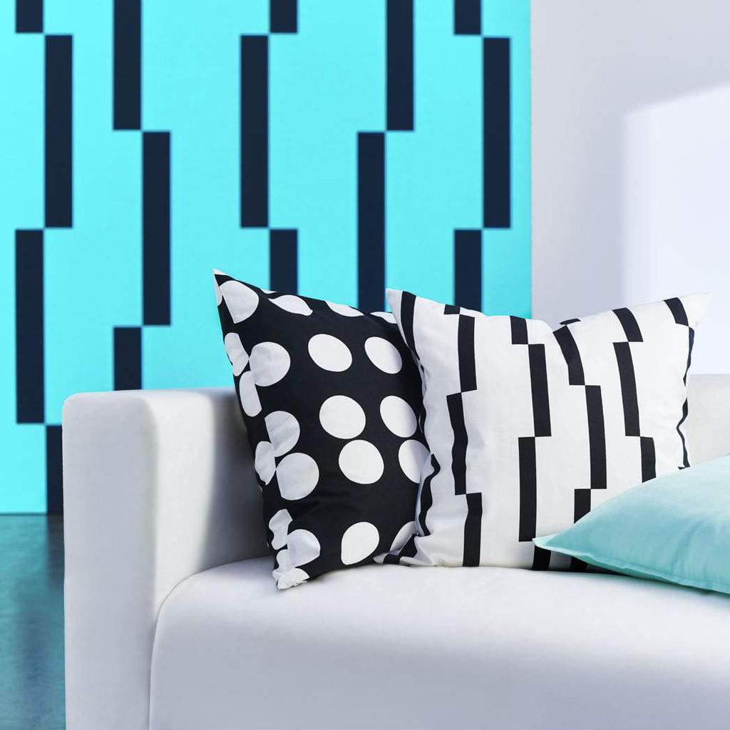 Materiay prasowe IKEA / Sierpień 2019 / 40 Poszewki KINNEN i KLARASTINA Graficzne, biało-czarne wzory to styl rozpoznawczy IKEA.