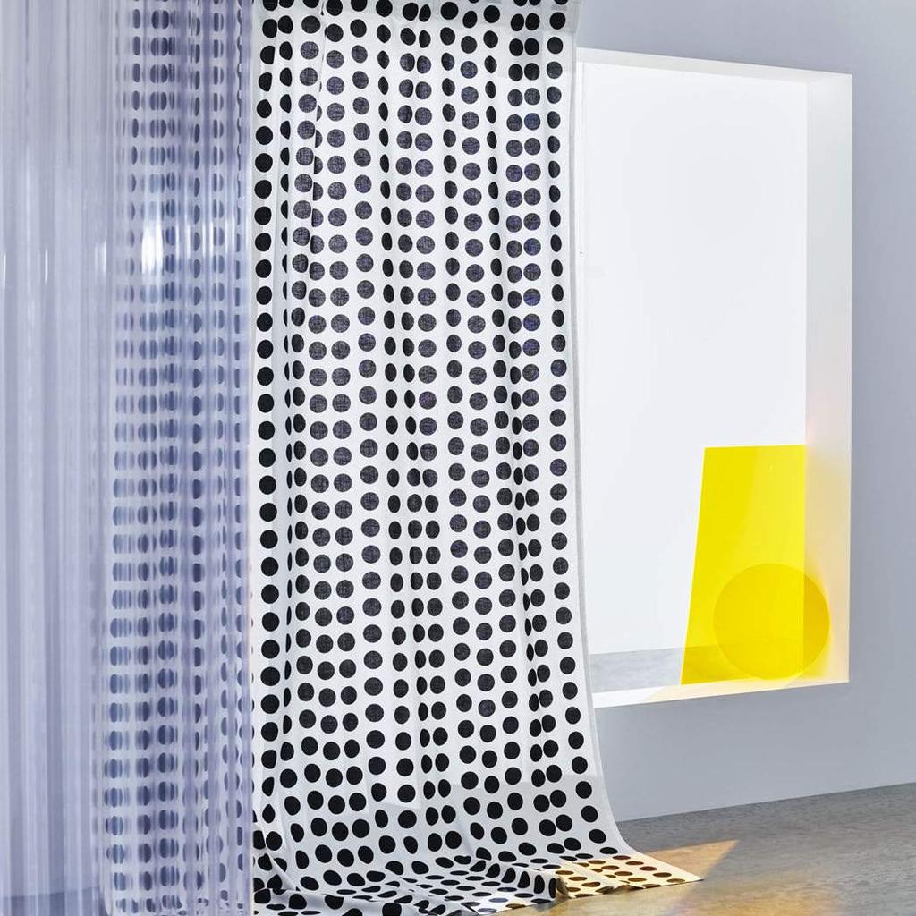Materiay prasowe IKEA / Sierpień 2019 / 42 Zasłony KLARASTINA Czerń i biel to kolory, którymi łatwo się posługiwać w domu, i które nigdy nie wyjdą z mody.