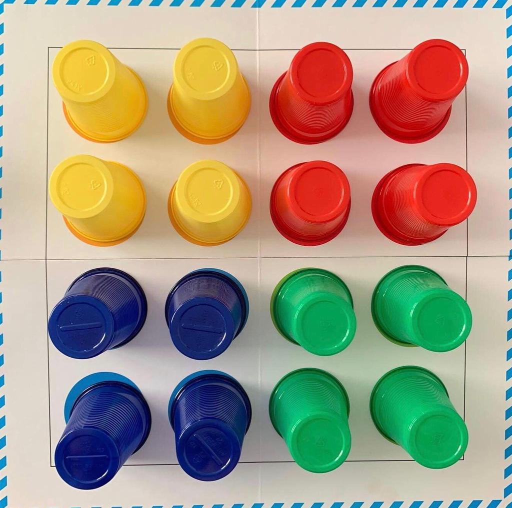Kolorowe sudoku Mata do kodowania (lub kartki podzielone na 9, 16 lub 25 pól), kubki w kilku kolorach (3 kolory po 3 kubki z koloru w przypadku 9