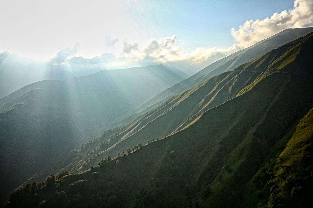 Już sam dojazd do Tuszetii przez przełęcz Abano (ponad 2800 m n.p.m.) stanowi niesamowite przeżycie.