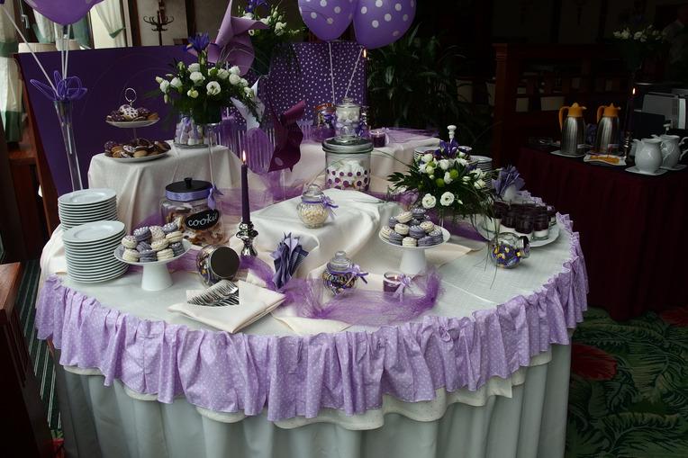 Candy bar idealny dla asuchów. Stó peen sodkości podanych w piękny sposób- w szklanych naczyniach z dodatkami.