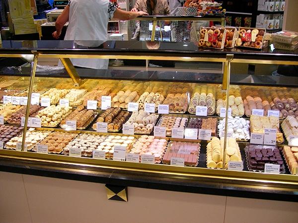 kilogram ciastek mówi Kaźmierczak. Wszystko, co zostanie kupione, można przekazać do specjalnego działu i poprosić o zapakowanie na prezent.