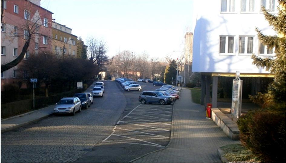 98 Jacek GOGLER gdzie znaczącym problemem dla użytkowników samochodów jest niedostateczna liczba miejsc parkingowych.