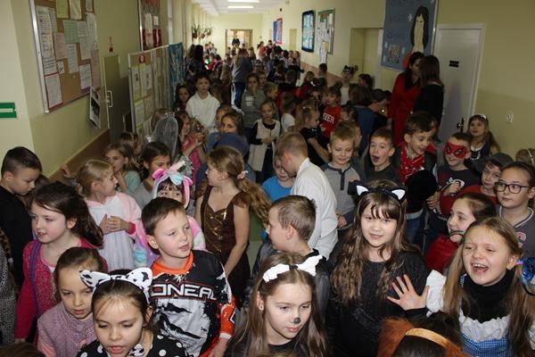 Ostatni dzień nauki przed feriami dla uczniów kl. 1-3 był wyjątkowy udany, nie tylko ze względu na rozpoczynające się ferie, ale również za sprawą Dodatkowego Dnia Karnawału.