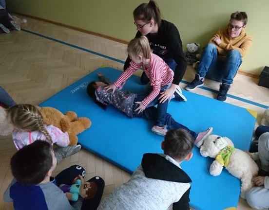 Tego uczyli się się uczniowie wszystkich klas pierwszych podczas warsztatów udzielania pierwszej pomocy.