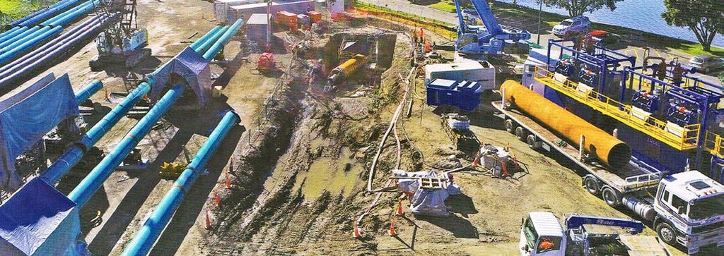 Ryc. 1. Widok na plac budowy w czasie przeciskania stalowych rur osłonowych oraz łączenia rur polietylenowych [1] rur na głębokość 35 m pod dnem portu.