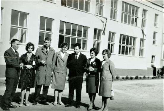 12 Zdjęcie 20 Rok 1965. Hrubieszów, spotkanie nauczycieli przed/po szkoleniu.