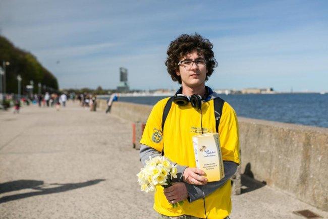 Gdynia w żółtych barwach. Pola Nadziei już w weekend Żółte puszki i żonkile w rękach to ich znak rozpoznawczy.