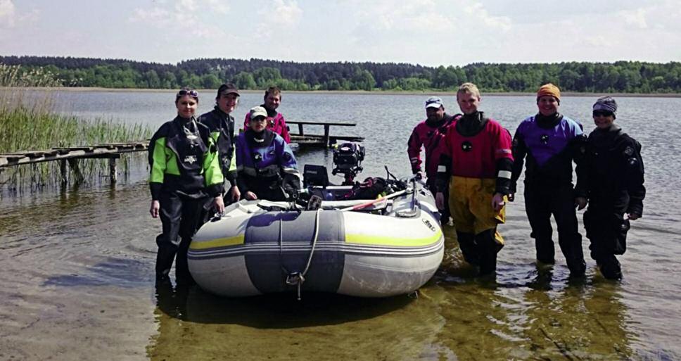 BARTOSZ KONTNy, ARTUR BRZóSKA, ANNA BUCHOLC, BARTŁOMIEJ KUJDA, PIOTR PREJS Ryc. 11. Grupa penetrująca jezioro Orzysz przed zanurzeniem (fot. B. Kujda). fig. 11. Group exploring the Orzysz lake before the plunge (photo by B.