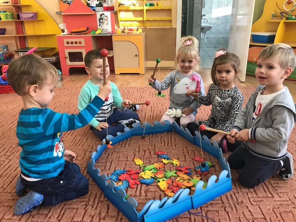 Adaptacja maluszków Zakończył się okres adaptacji maluchów w przedszkolu. Najtrudniejsze były rozstania z rodzicami. Wszystkie maluszki były bardzo dzielne, choć czasem zdarzyło się uronić kilka łez.