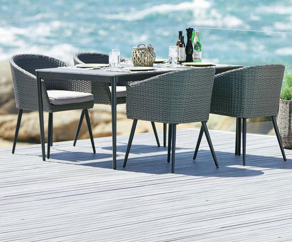 S92 x D150 x W74 cm. Krzesła: Aluminium i technorattan. Stół 1 SZT.
