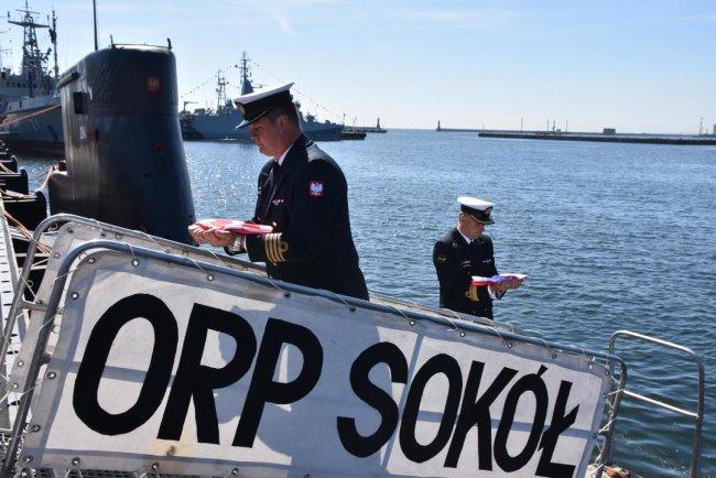 ORP Sokół kończy służbę Dziś po raz ostatni opuszczono banderę na okręcie podwodnym ORP Sokół. To druga z czterech jednostek typu Kobben wycofywana ze służby w Marynarce Wojennej.