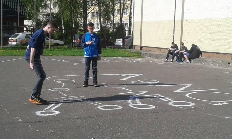 budowie sali sądowej. Sędziowie udzielili wskazówek nt. zagrożeń w codziennym życiu np.