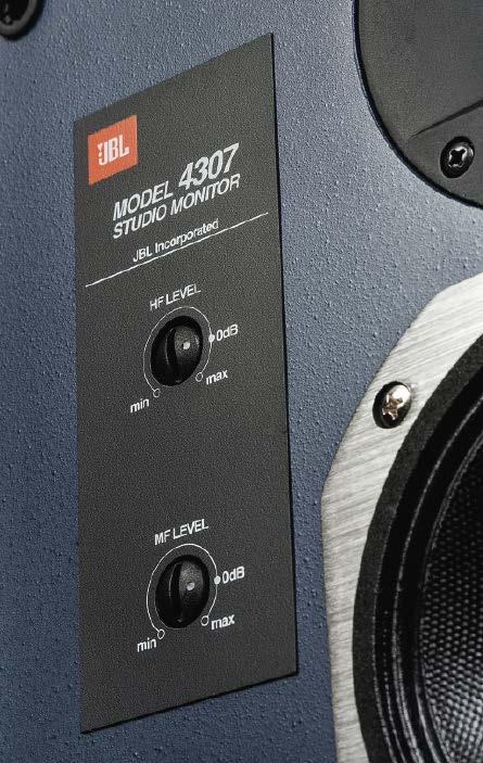 TESTY HI-FI 4306 A miałem zacząć od 4306... To zupełnie inna historia. Dla mnie wielka niespodzianka, a w porównaniu z 4307 wręcz sensacja. Konstrukcja mniejsza, układowo skromniejsza.