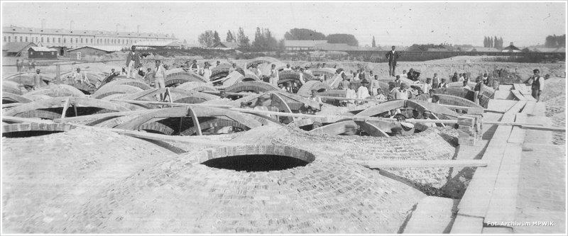 na zdjęciach powyżej: budowa filtrów powolnych; Sokrates Starynkiewicz - p.o. prezydenta Warszawy z budowniczymi filtrów (fot.