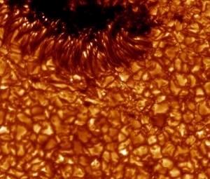 Słoneczna Astronomia Janusza Bańkowskiego Zjawisko granulacji ziarnistej powierzchni Słońca po raz pierwszy zaobserwowano już w połowie XVIII wieku w 1748 roku przez nijakiego optyka Shorta.