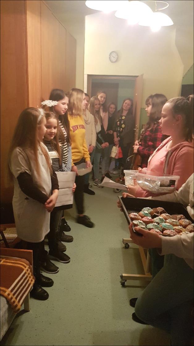 Wolontariusze Publicznej Szkoły Podstawowej nr 7 w Strzelcach Opolskich odwiedzili 20 grudnia seniorów w Domu Pomocy Społecznej w Strzelcach Opolskich.