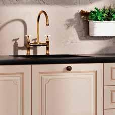 Beautifully milled fronts in a shade of vanilla with gold patina, tasteful handles in copper color and a calm