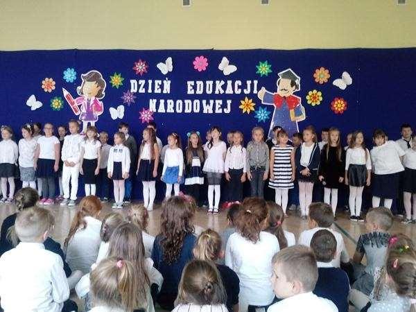 Aktualności Apel z okazji DEN w klasach młodszych W piątek 12 października obchodziliśmy w szkole Dzień Edukacji Narodowej, czyli święto wszystkich pracowników oświaty.