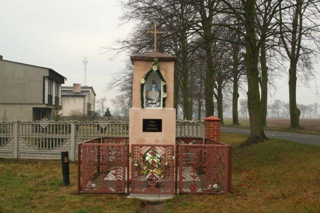 lat 70-tych XX wieku jest otynkowana, a w górnej wnęce w prześwicie znajduje się popiersie Chrystusa z koroną cierniową na skroniach.