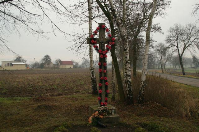 Zdjęcie 2. Przydrożny krzyż przy wjeździe do Sowiny Błotnej Źródło: Urząd Miasta i Gminy w Pleszewie 2.2.2. Budynek szkoły Szkoła w Sowinie Błotnej została założona w 1773 roku i w tym samym roku rozpoczęła działanie.