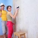 Malowanie ścian wymaga idealnie przygotowanej powierzchni.