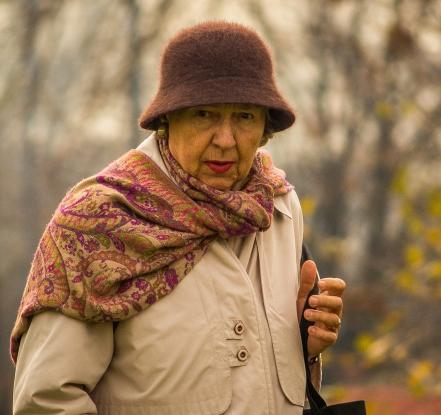 objawiają się one np. okresowymi zaburzeniami pamięci. Osoby starsze zapominają nazw przedmiotów, nie mogą przypomnieć sobie imion z taką łatwością, z jaką robiły to jeszcze 5-10 lat wcześniej.
