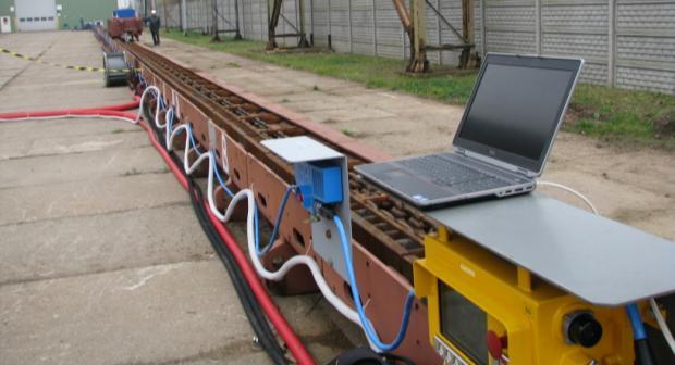 obsługi silników elektrycznych, obsługi napędu teleskopowego, kontroli mierników analogowych, wyrównywania mocy napędów i napinania/luzowania łańcucha.