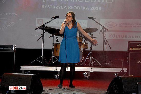 pozmienialiśmy i cieszymy się, że się spodobało. Dziewczęta wspólnie muzykują od roku. Solidnie pracują nad każdym utworem, który chcą zaprezentować.