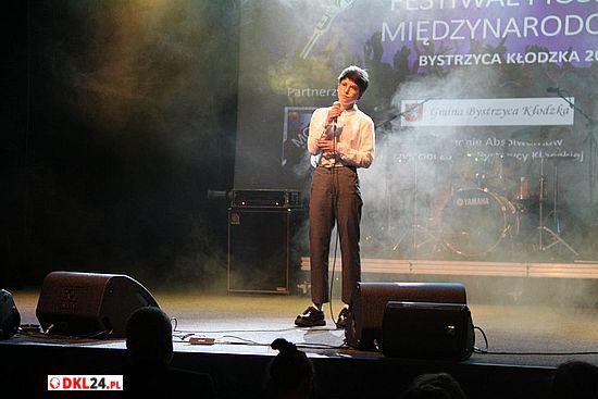 - Zwrócę tylko uwagę na jedną istotną rzecz: 90 proc. wykonawców zapomina o ukłonie do publiczności przed występem.