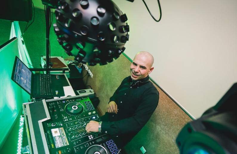 TWOJE WESELE BEZ DISCO POLO :) Dla tych którzy nie kochają tego stylu muzycznego zagramy ten wyjątkowy dzień w całkiem innych klimatach. 1. Metoda radykalna - U nas nie będzie disco polo i basta! 2.
