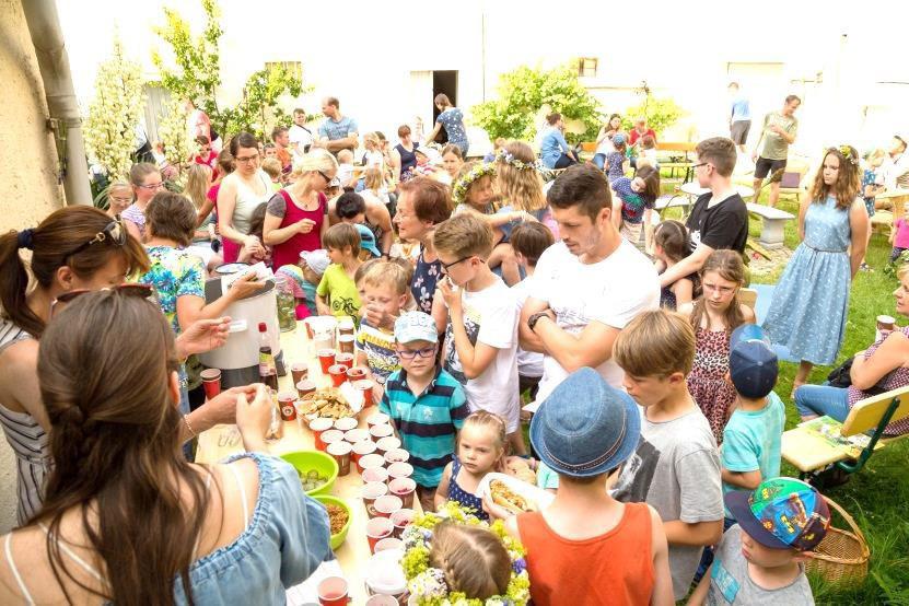 Wšit y h ala sej ho ačo e spě a je, Fi dusej ot toho»šk ěče ja«sko o uši otpad u.