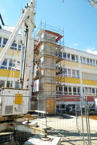 Twar lifta a nuznika za zbrašenych na Wyšej šuli Twarske dźěła za nowy lift a nuznik za zbrašenych na našej Serbskej wyšej šuli w Ralbicach běža po planje.